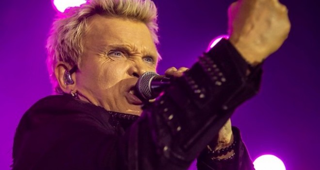 REVIEW: Billy Idol shows off his age in short River Cree concert